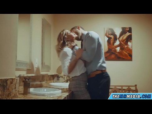 ❤️ Pe a faaosoosoina oe e se blonde busty i totonu o se faletaele lautele Pono fa'afafine ❤